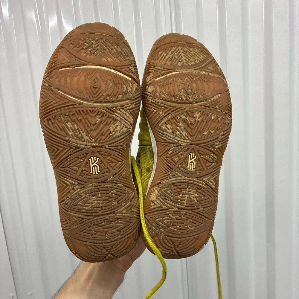 Nike SpongeBob SquarePants x Kyrie 5 SpongeBob RARE - Size 5.5 Y